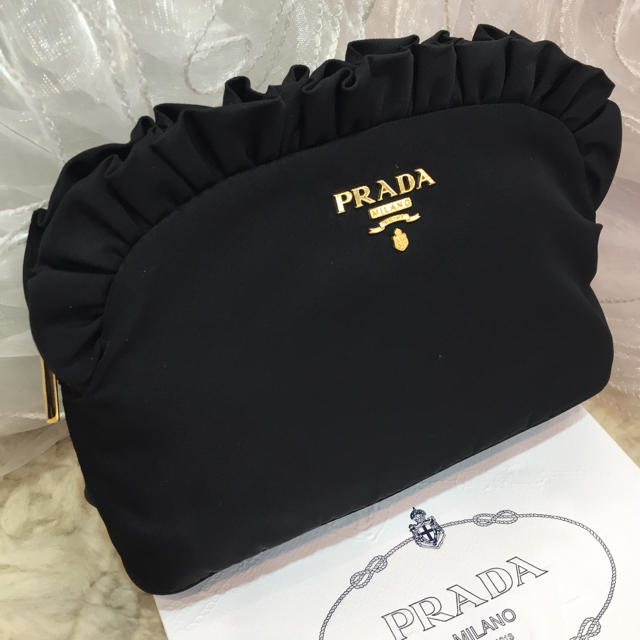 PRADA(プラダ)の☆専用☆プラダ ナイロンポーチ フリル付き 黒 レディースのファッション小物(ポーチ)の商品写真