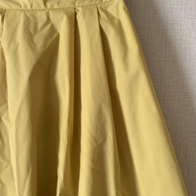 GU(ジーユー)のGU 大人気 タックフレアロング ミディ丈スカート イエロー レディースのスカート(ロングスカート)の商品写真