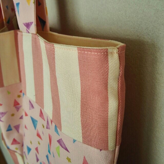 レッスンバッグ　ピンクストライプ×キラキラ三角 ハンドメイドのキッズ/ベビー(バッグ/レッスンバッグ)の商品写真