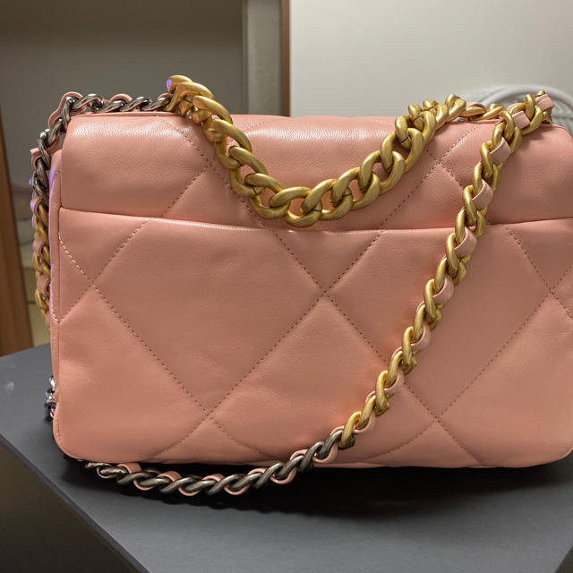 CHANEL(シャネル)のCHANEL19フラップバックピンク❤️新品♥️未使用❤️最終価格❤️ レディースのバッグ(ショルダーバッグ)の商品写真