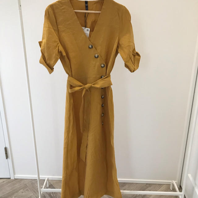 ZARA(ザラ)の新品！タグ付き！ZARA ワンピ(イエロー) レディースのワンピース(ロングワンピース/マキシワンピース)の商品写真