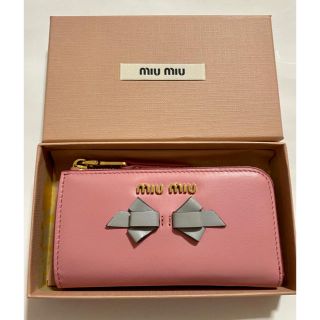 ミュウミュウ(miumiu)のmiumiu  ピンク＋グレーリボン　コインケース/キーケース　未使用！(コインケース)