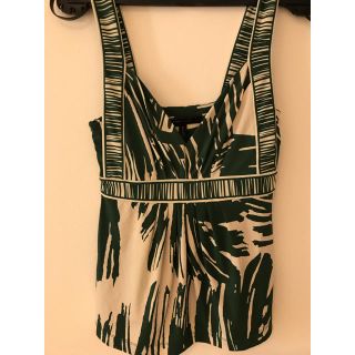 ビーシービージーマックスアズリア(BCBGMAXAZRIA)のBCBG グリーンのキャミソール(キャミソール)