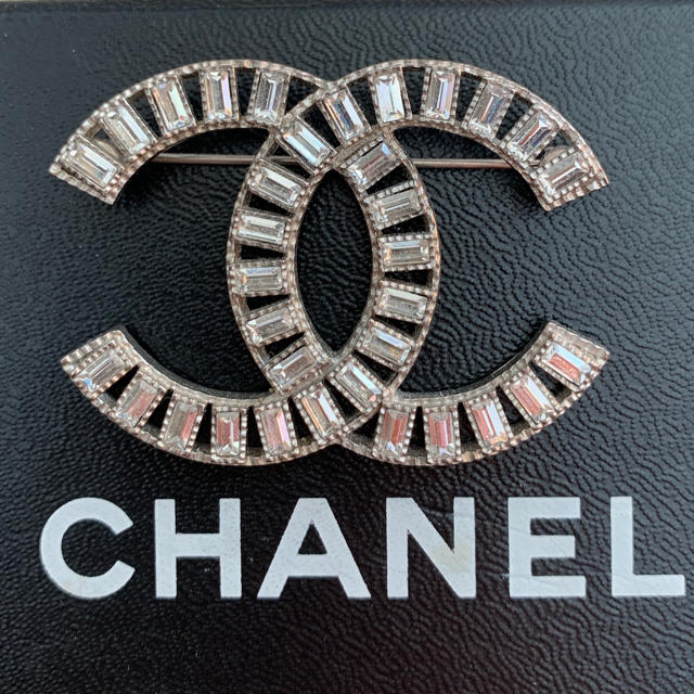 CHANEL(シャネル)のCHANEL ブローチ　正規品　刻印有り レディースのアクセサリー(ブローチ/コサージュ)の商品写真