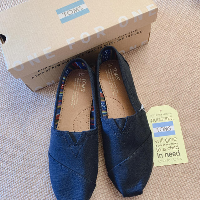 TOMS(トムズ)のTOMS 新品未使用　ブラック　24cm レディースの靴/シューズ(スリッポン/モカシン)の商品写真