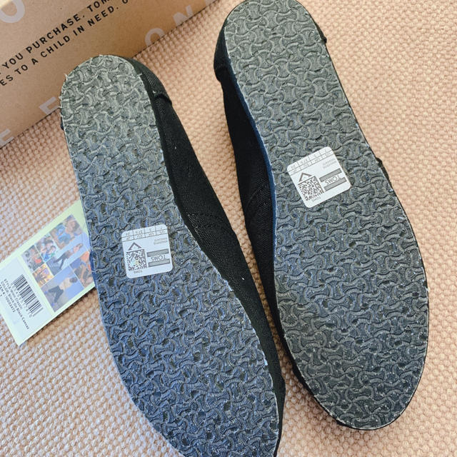 TOMS(トムズ)のTOMS 新品未使用　ブラック　24cm レディースの靴/シューズ(スリッポン/モカシン)の商品写真