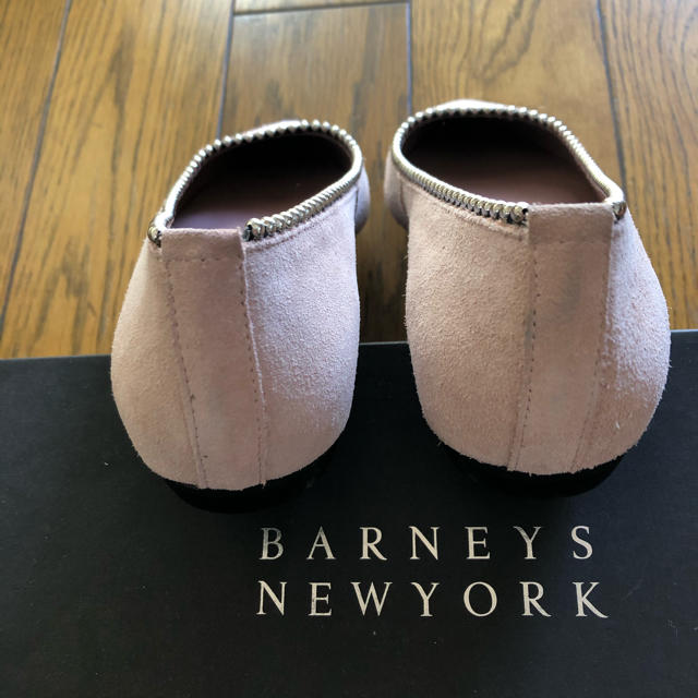 BARNEYS NEW YORK(バーニーズニューヨーク)の【専用】BARNEYS NEWYORK新品スエードフラットシューズ　37 レディースの靴/シューズ(ハイヒール/パンプス)の商品写真