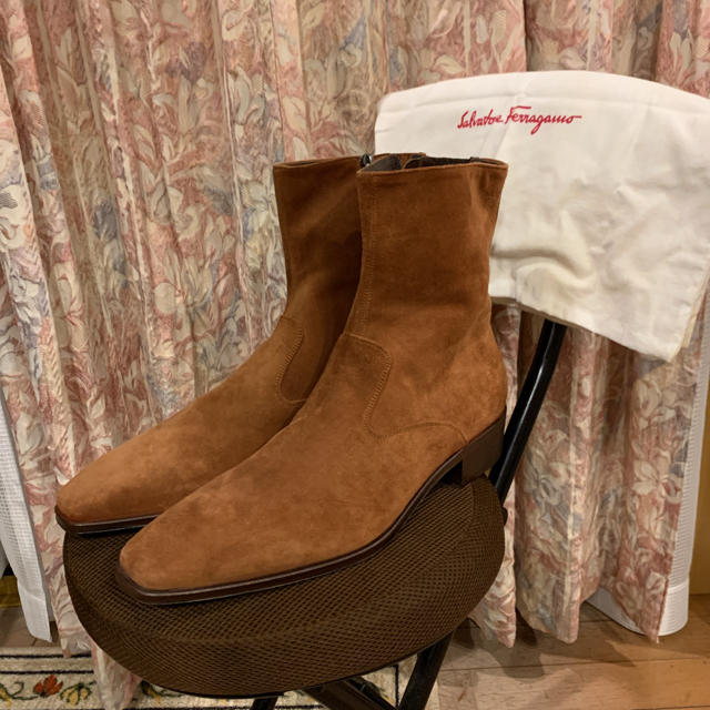 Salvatore Ferragamo(サルヴァトーレフェラガモ)の新品　Salvatore Ferragamo フェラガモ　スエードブーツ　ジップ メンズの靴/シューズ(ブーツ)の商品写真