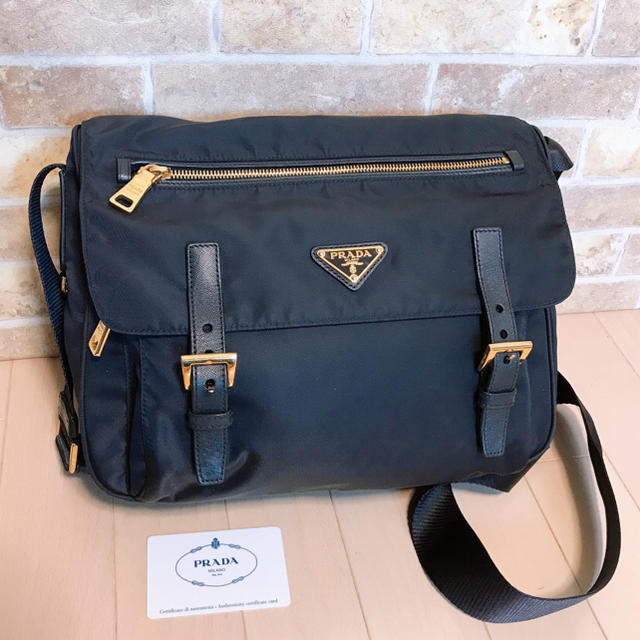 PRADA(プラダ)の《超美品》PRADA(プラダ)メッセンジャーバッグ レディースのバッグ(ショルダーバッグ)の商品写真