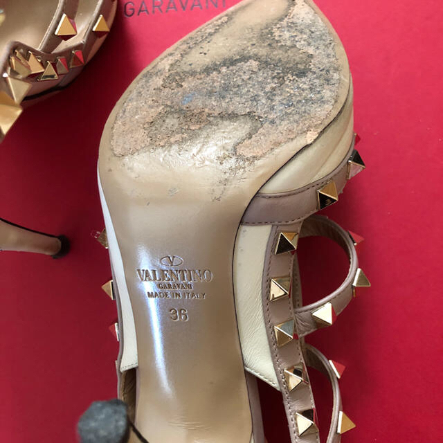 VALENTINO(ヴァレンティノ)のVALENTINO ROCKSTUD smoothレザー　パンプス　サンダル レディースの靴/シューズ(ハイヒール/パンプス)の商品写真