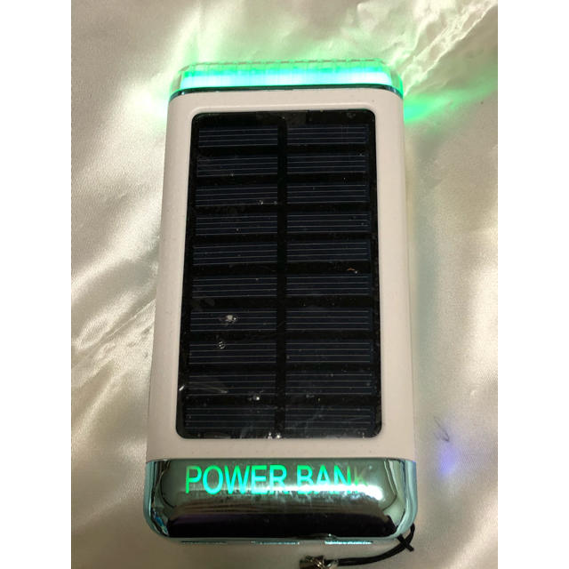 モバイルバッテリーソーラーPOWER BANK 8000mAh3台同時 スマホ/家電/カメラのスマートフォン/携帯電話(バッテリー/充電器)の商品写真