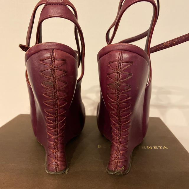 Bottega Veneta(ボッテガヴェネタ)のＢＯＴTＧA ＶＥＮET A ワインカラー　フロントクロスサンダル　 レディースの靴/シューズ(サンダル)の商品写真