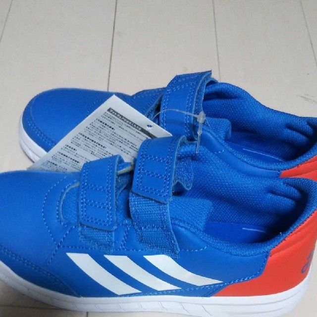 adidas(アディダス)のadidas スニーカー 20センチ キッズ/ベビー/マタニティのキッズ靴/シューズ(15cm~)(スニーカー)の商品写真