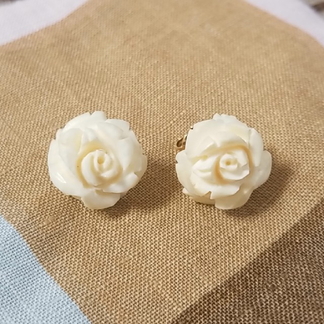 K18 アイボリー 象牙 薔薇 ローズ ピアスの通販 by Nanami's Closet