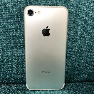 アップル(Apple)のiPhone7本体　128G シルバー(スマートフォン本体)