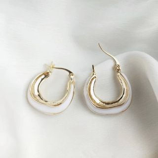 アメリヴィンテージ(Ameri VINTAGE)のwhite enamel hoop pierce celine(ピアス)