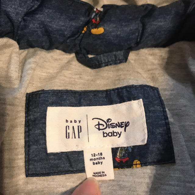 babyGAP(ベビーギャップ)の今だけお値引き中‼︎ GAP ミッキーダウンジャケット　12〜18ヶ月 キッズ/ベビー/マタニティのベビー服(~85cm)(ジャケット/コート)の商品写真