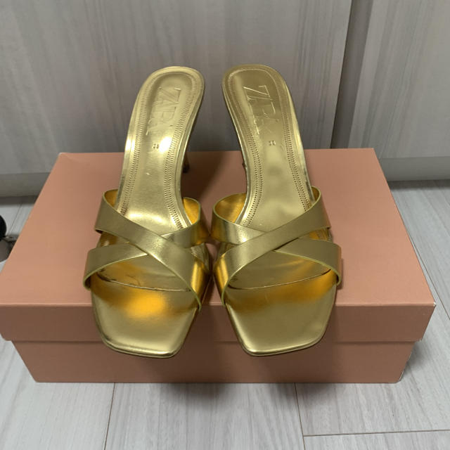 ZARA(ザラ)のZARA ザラ　のゴールドのミュール　サンダル レディースの靴/シューズ(サンダル)の商品写真