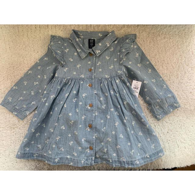 babyGAP(ベビーギャップ)の新品　babyGAP  春らしいデニム風ワンピース　90cm キッズ/ベビー/マタニティのキッズ服女の子用(90cm~)(ワンピース)の商品写真