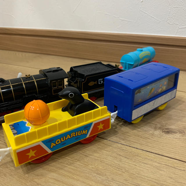 Takara Tomy(タカラトミー)のヒロと水族館貨車セット キッズ/ベビー/マタニティのおもちゃ(電車のおもちゃ/車)の商品写真