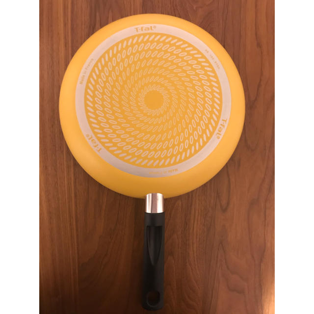 T-fal(ティファール)の【新品】T-fal フライパン　27cm  イエロー インテリア/住まい/日用品のキッチン/食器(鍋/フライパン)の商品写真