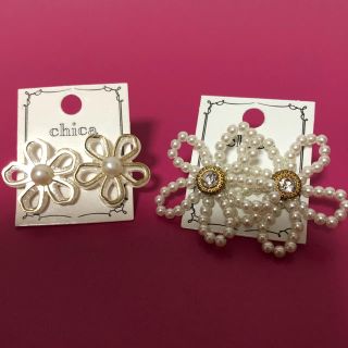 スリーコインズ(3COINS)のスリコ♪花モチーフピアス2個セット(ピアス)