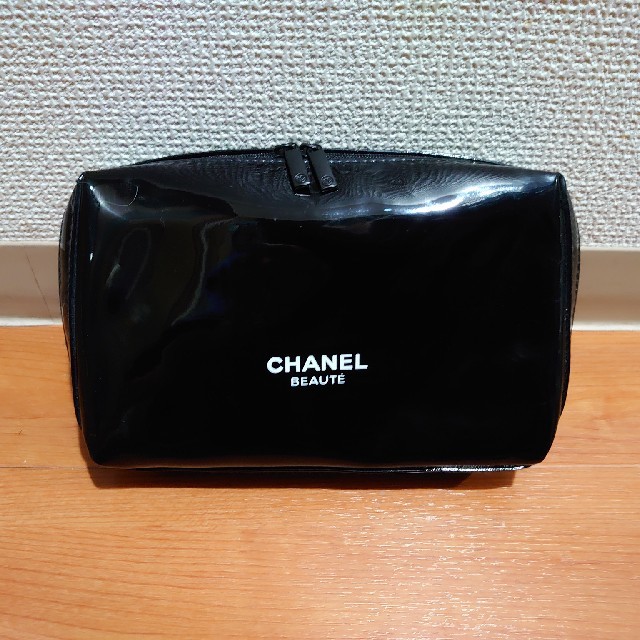 CHANELノベルティ ダブルファスナーエナメルポーチ