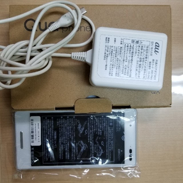 京セラ(キョウセラ)のダイバーシティさん予約用　AU　Qua phone　QXと充電器 スマホ/家電/カメラのスマートフォン/携帯電話(スマートフォン本体)の商品写真