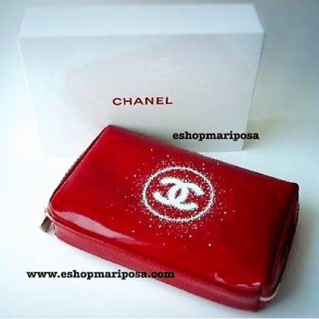 CHANEL(シャネル)の伊勢丹限定 希少なコスメポーチ 赤 メイクアップバッグ レッド エナメル  レディースのファッション小物(ポーチ)の商品写真