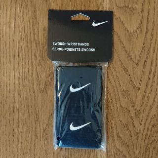 ナイキ(NIKE)のNIKE ナイキ リストバンド スウッシュ ブラック ホワイト(バングル/リストバンド)