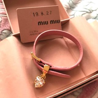 ミュウミュウ(miumiu)のMIUMIUマドラスレザークリスタルハートチャームブレスレット(ブレスレット/バングル)