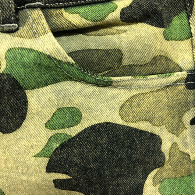 Bershka(ベルシュカ)の【海外輸入】迷彩柄　ショートパンツ  デニム　緑 レディースのパンツ(ショートパンツ)の商品写真