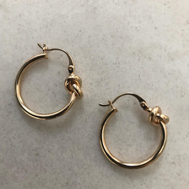 celine(セリーヌ)の残り2点！再入荷！NO.50 インポート ピアス  ゴールド 結び目 セレクト レディースのアクセサリー(ピアス)の商品写真