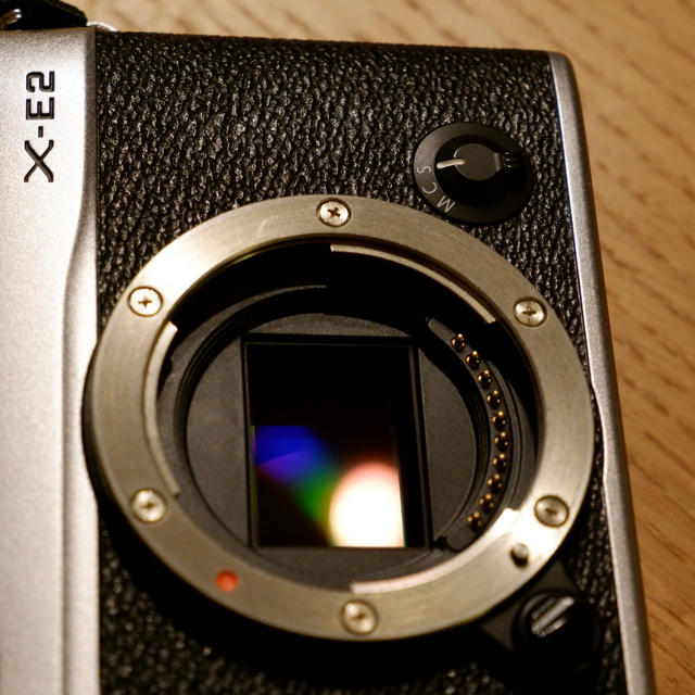 富士フイルム(フジフイルム)のFUJIFILM X-E2 シルバー スマホ/家電/カメラのカメラ(ミラーレス一眼)の商品写真