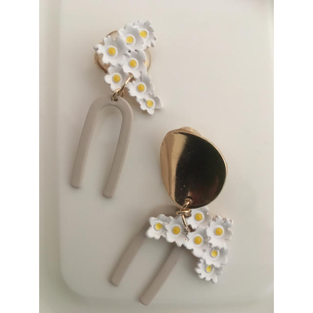 適当な価格 ゆらゆら マーガレット イヤリング グレー お花 ハンドメイド イヤリング 適当な価格 ゆらゆら マーガレット イヤリング グレー お花 ハンドメイド イヤリング