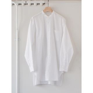 コモリ(COMOLI)の【18AW】comoli バンドカラーシャツ  ホワイト　サイズ 2(シャツ)