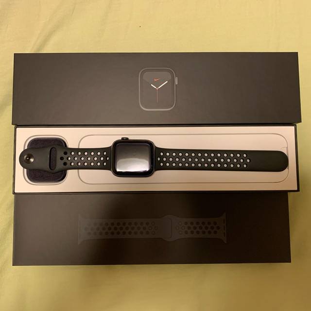 Apple Watch(アップルウォッチ)のApple Watch Series5 NIKE 44mm スペースグレイアルミ メンズの時計(腕時計(デジタル))の商品写真