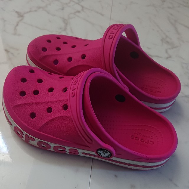 crocs(クロックス)のクロックス女児用サンダル👡 キッズ/ベビー/マタニティのキッズ靴/シューズ(15cm~)(サンダル)の商品写真