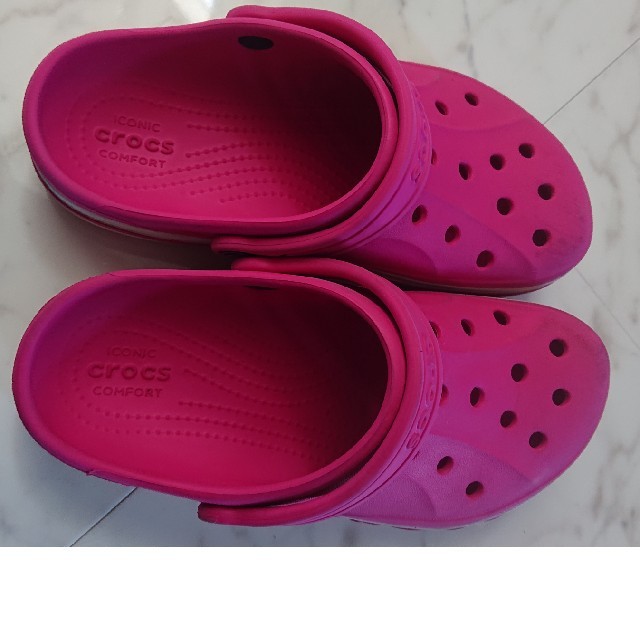 crocs(クロックス)のクロックス女児用サンダル👡 キッズ/ベビー/マタニティのキッズ靴/シューズ(15cm~)(サンダル)の商品写真