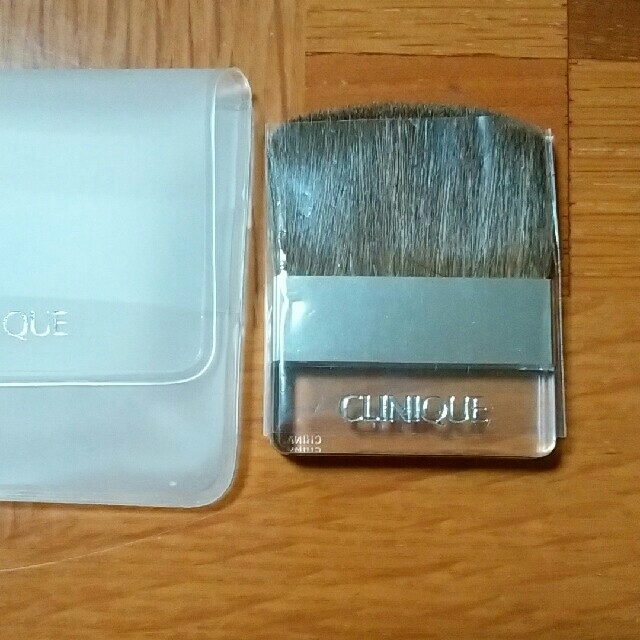 CLINIQUE(クリニーク)のメイクブラシ新品　 コスメ/美容のメイク道具/ケアグッズ(チーク/フェイスブラシ)の商品写真