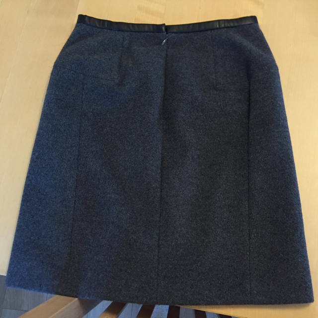 ABAHOUSE(アバハウス)のグレー起毛×黒パイピングスカート レディースのスカート(ミニスカート)の商品写真