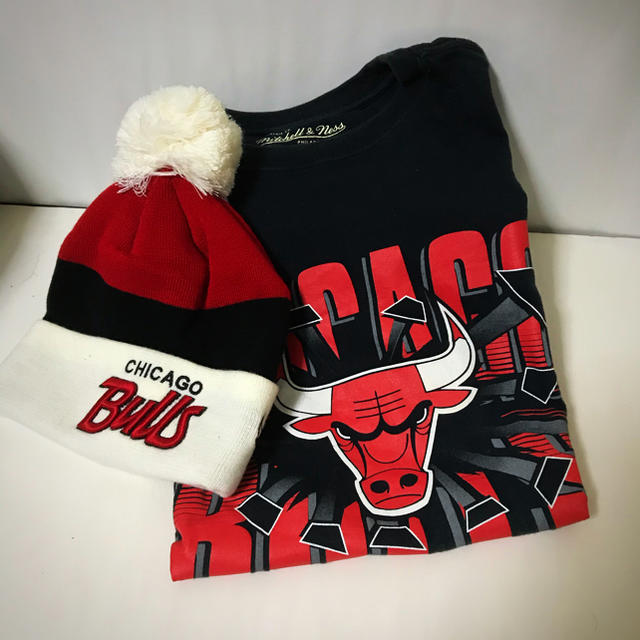 MITCHELL & NESS(ミッチェルアンドネス)のbullsブルズ　ニット帽Tシャツセット売り！ メンズのトップス(Tシャツ/カットソー(半袖/袖なし))の商品写真