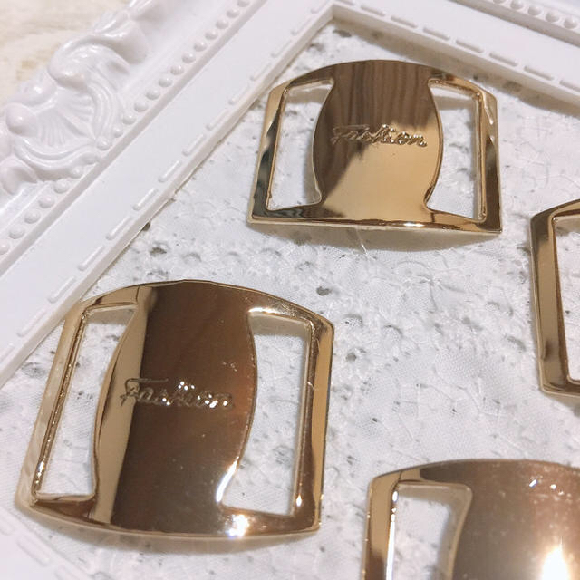 リボン バックル  ✼  金属  6枚 セット  プレゼント付きです✨ ハンドメイドの素材/材料(各種パーツ)の商品写真