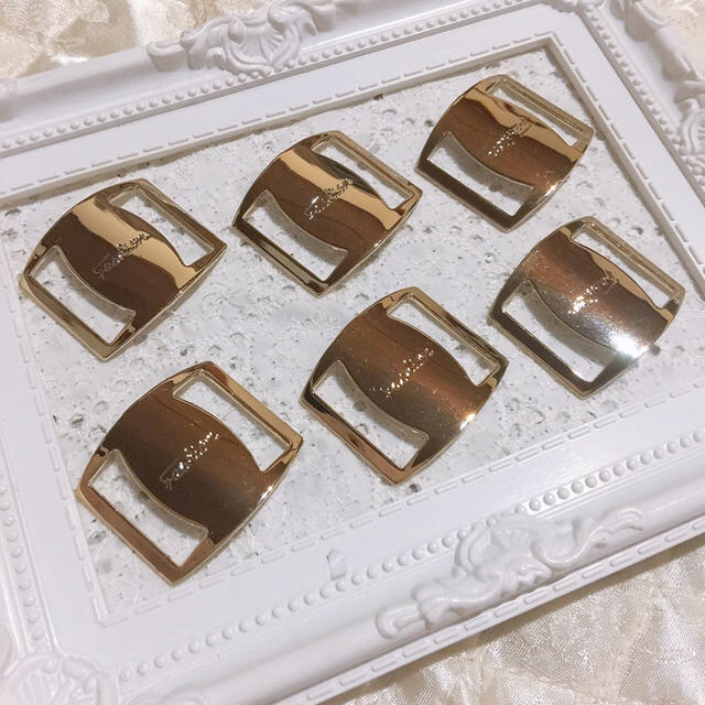 リボン バックル  ✼  金属  6枚 セット  プレゼント付きです✨ ハンドメイドの素材/材料(各種パーツ)の商品写真