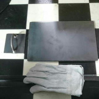 ソロバーベキュー鉄板6㍉約 200×160革手袋、肉押さえ付き(調理器具)