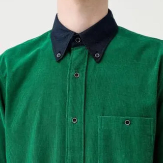 トムブラウン(THOM BROWNE)の新品 koe×THOM BROWNE メンズ コーデュロイ シャツ緑 Mサイズ(シャツ)