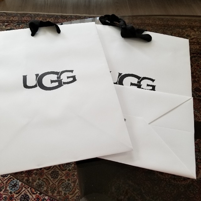 UGG(アグ)のペペロンチーノ様専用になりましたUGG 紙袋 レディースのバッグ(ショップ袋)の商品写真