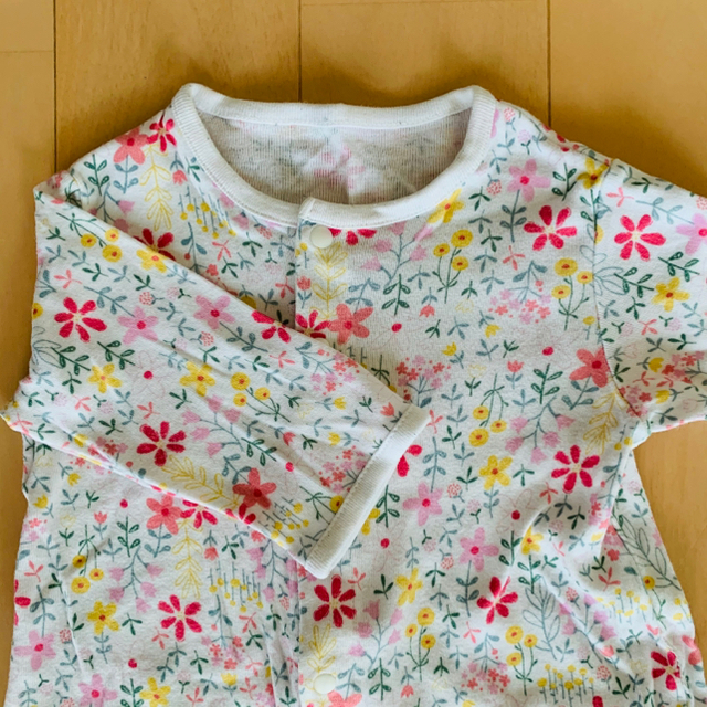 UNIQLO(ユニクロ)のUNIQLO 女の子 70サイズ 花柄 カバーオール キッズ/ベビー/マタニティのベビー服(~85cm)(カバーオール)の商品写真