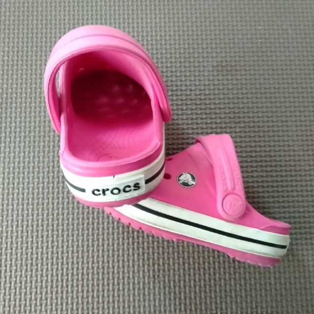 crocs(クロックス)のクロックス　キッズ　ピンク キッズ/ベビー/マタニティのキッズ靴/シューズ(15cm~)(サンダル)の商品写真