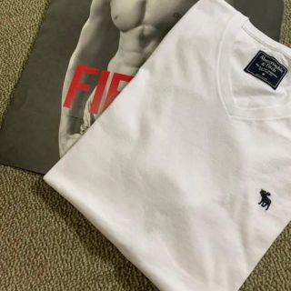 アバクロンビーアンドフィッチ(Abercrombie&Fitch)の☆アバクロ メンズワンポイントＶネックTシャツ☆Ｍ(Tシャツ/カットソー(半袖/袖なし))